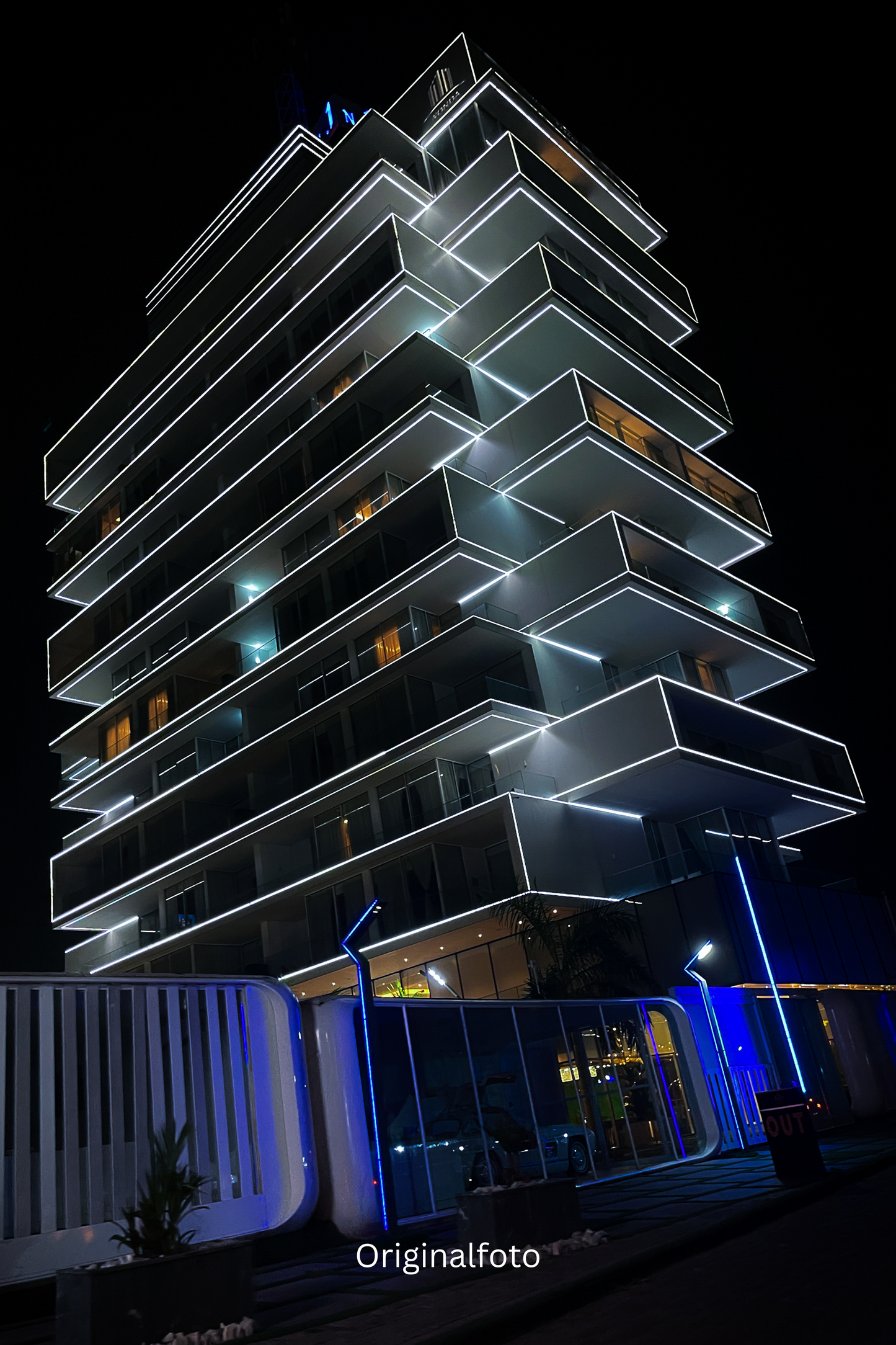 No. 1 Night – Fotokunst vom Oxford Street Hotel Accra -  Nachtarchitektur