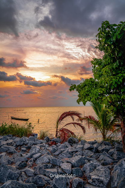 Before the Silence – Sonnenuntergangs-Fotokunst aus der Volta Region - Boot und Palmen in ruhiger Szene